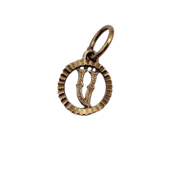 10k Gold Circle Pendant Charm Letter V - Picture 3 of 9